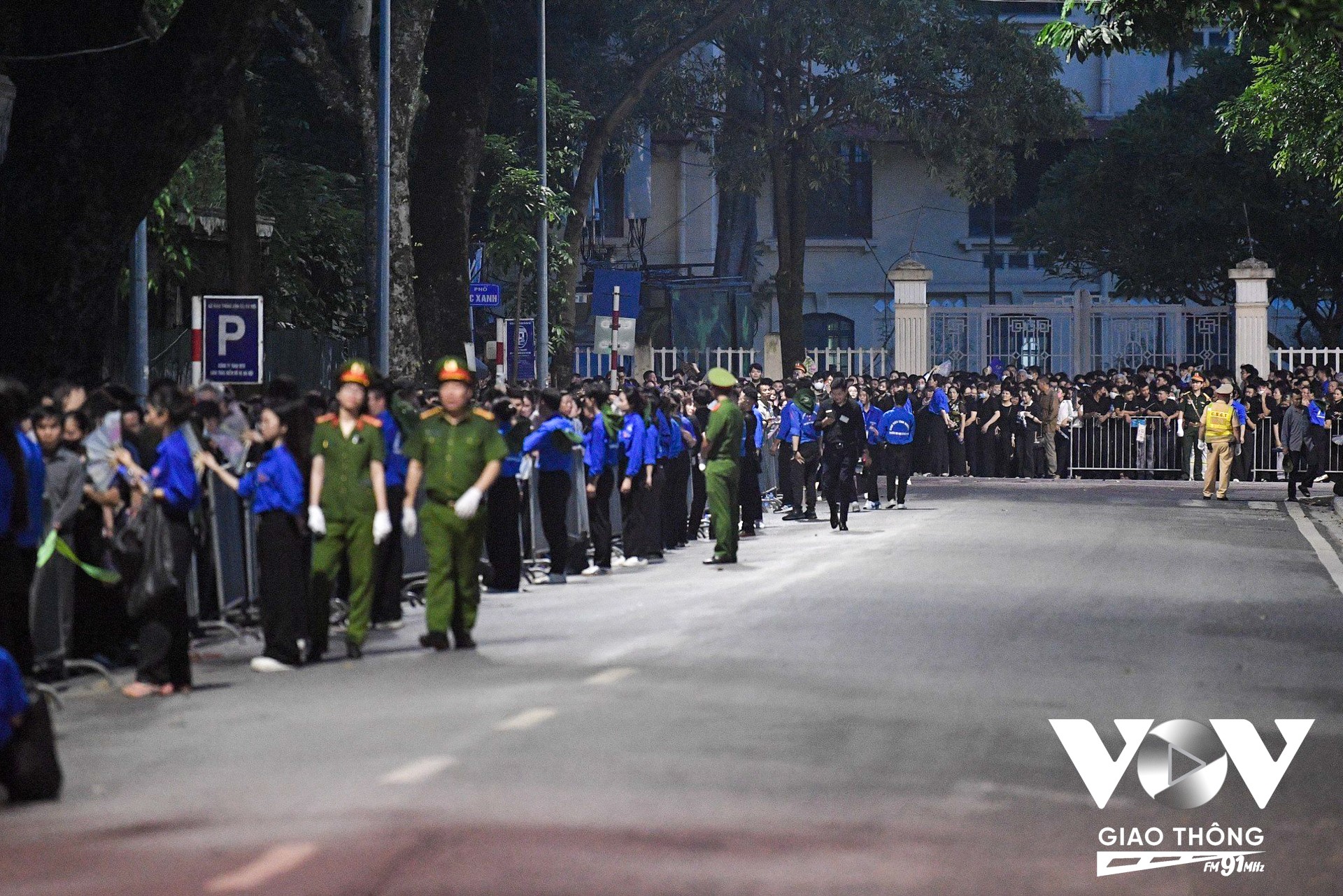 Đoàn viên, thanh niên phối hợp cùng lực lượng chức năng hỗ trợ người dân lúc xếp hàng chờ vào viếng Tổng Bí thư Nguyễn Phú Trọng