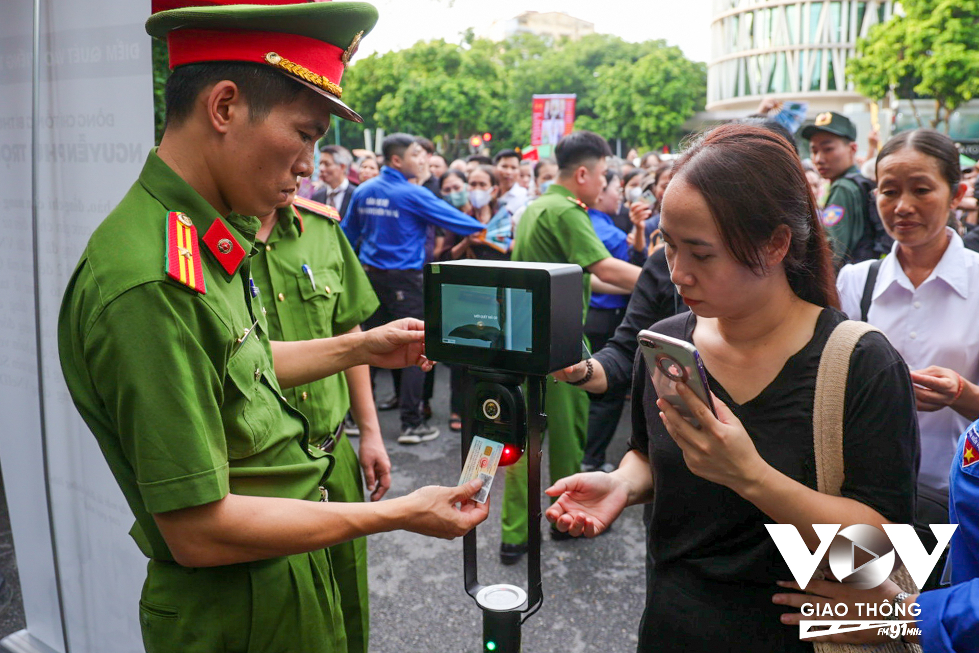 Khi đến viếng Tổng Bí thư, người dân mang theo thẻ căn cước công dân gắn chip điện tử hoặc điện thoại di động cài đặt VNeID kích hoạt mức độ 2 để quét mã QR khi qua các chốt kiểm soát