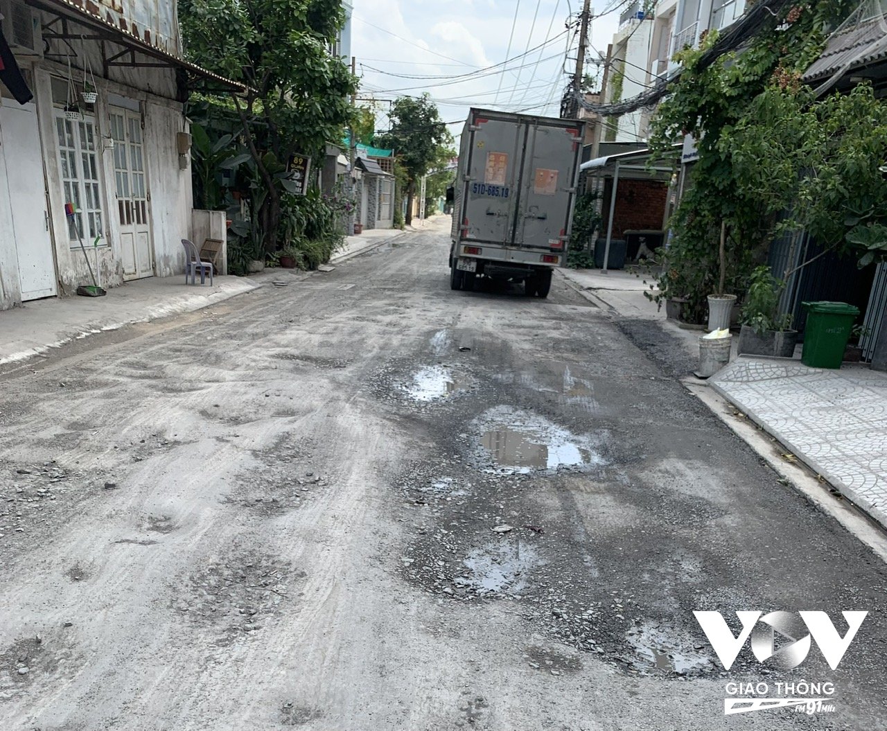 Đường xuống cấp chi chít ổ gà
