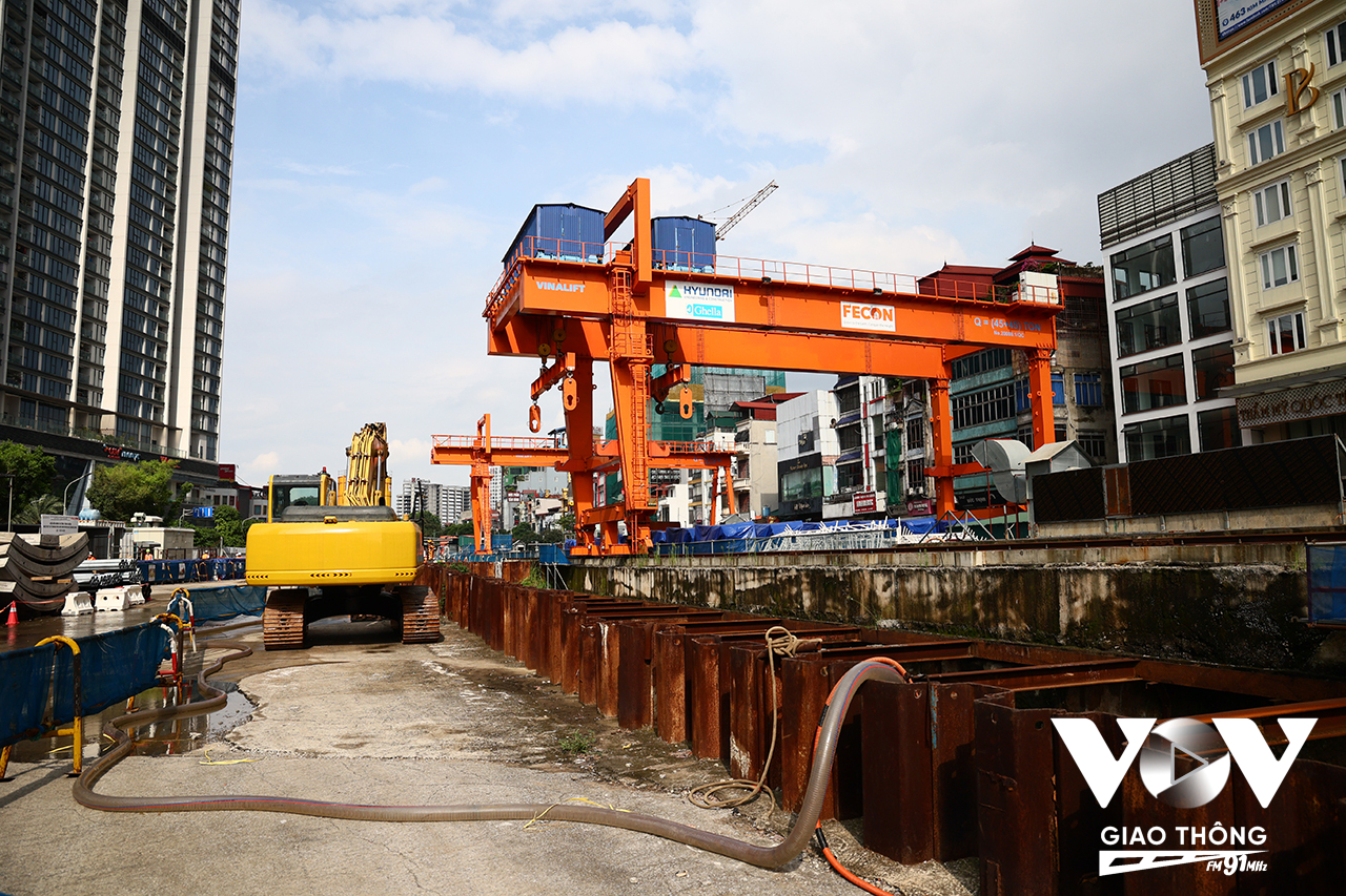 Ga S9 tại phố Kim Mã, đây là điểm hạ ngầm đầu tiên của tuyến Metro Nhổn – Ga Hà Nội. Sau đó, đoàn tàu sẽ chạy ngầm trong lòng đất khoảng 4km để đến phố Trần Hưng Đạo.