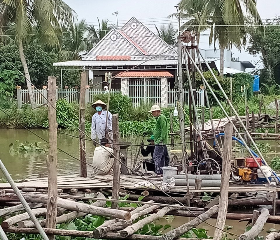 Thời tiết tháng 7 xuất hiện nhiều trận mưa khiến công việc vá đường không thể thực hiện. Tuy nhiên, thay vào đó là nhiều ngôi nhà tình thương được sửa chữa, dựng lên.