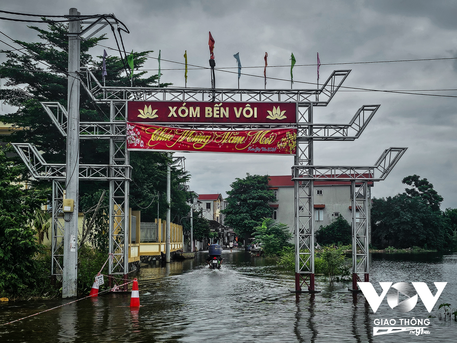 Nước sông Tích Giang lên cao do mưa nhiều và thủy điện mở cửa xả đã làm cô lập hoàn toàn xóm Bến Vôi thuộc xã Cấn Hữu (Quốc Oai, Hà Nội) gần 1 tuần qua