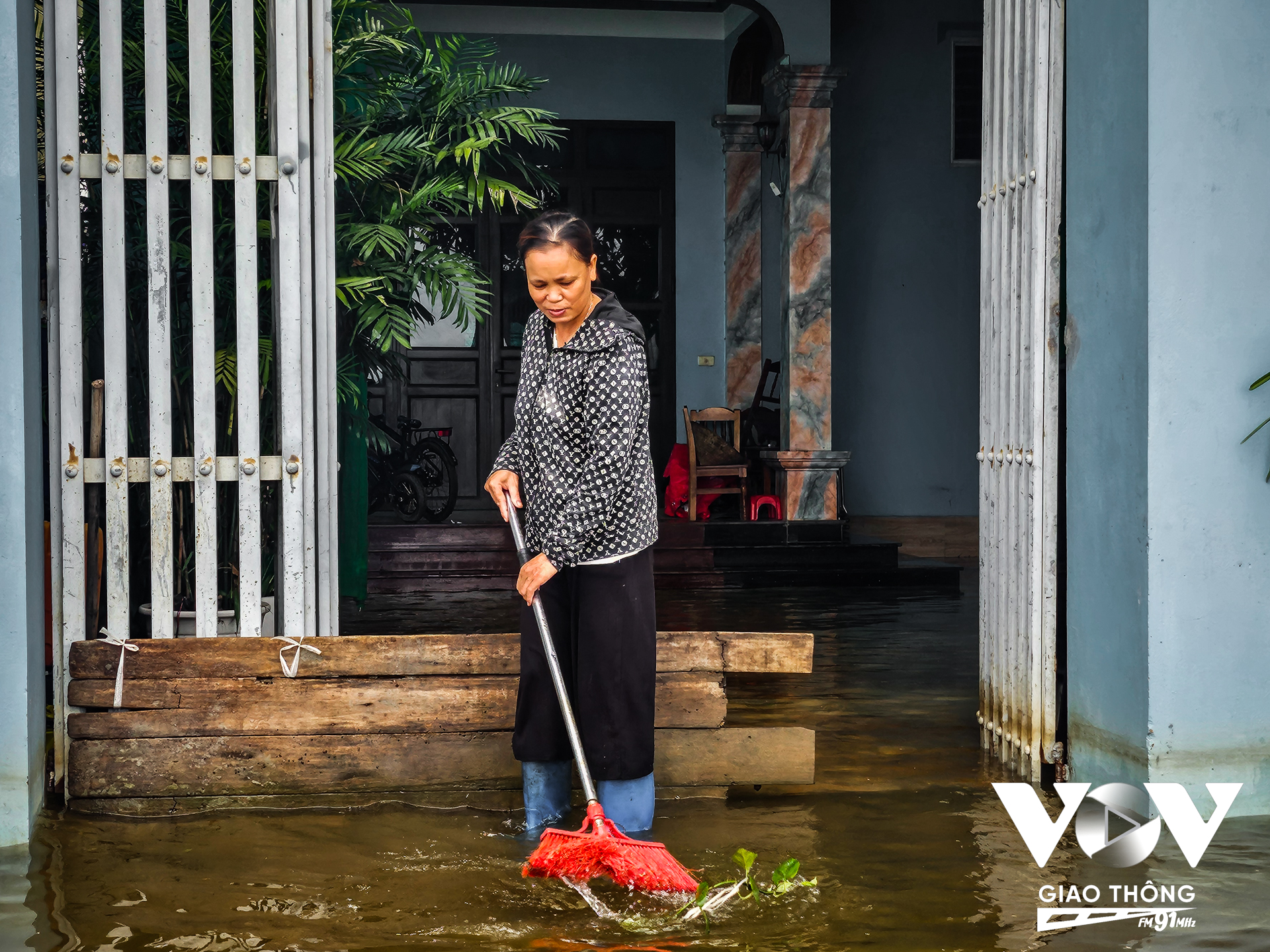 Cô Nguyễn Thị Xuyến nhà ngay đầu xóm Bến Vôi cho biết, đến thời điểm này mực nước ở đoạn đầu xóm cũng đã rút bớt nhưng đi vào sâu trong xóm vẫn còn nhiều đoạn ngập sâu: “Từ hôm ngập đến giờ tôi không ở nhà đây, thi thoảng mới về để tạt nước ra ngoài, cũng chẳng dọn dẹp được gì nhiều, chủ yếu vẫn là ở trên trang trại. Mấy hôm mưa to, trang trại cũng ngập tràn hết cá ra ngoài hết”.