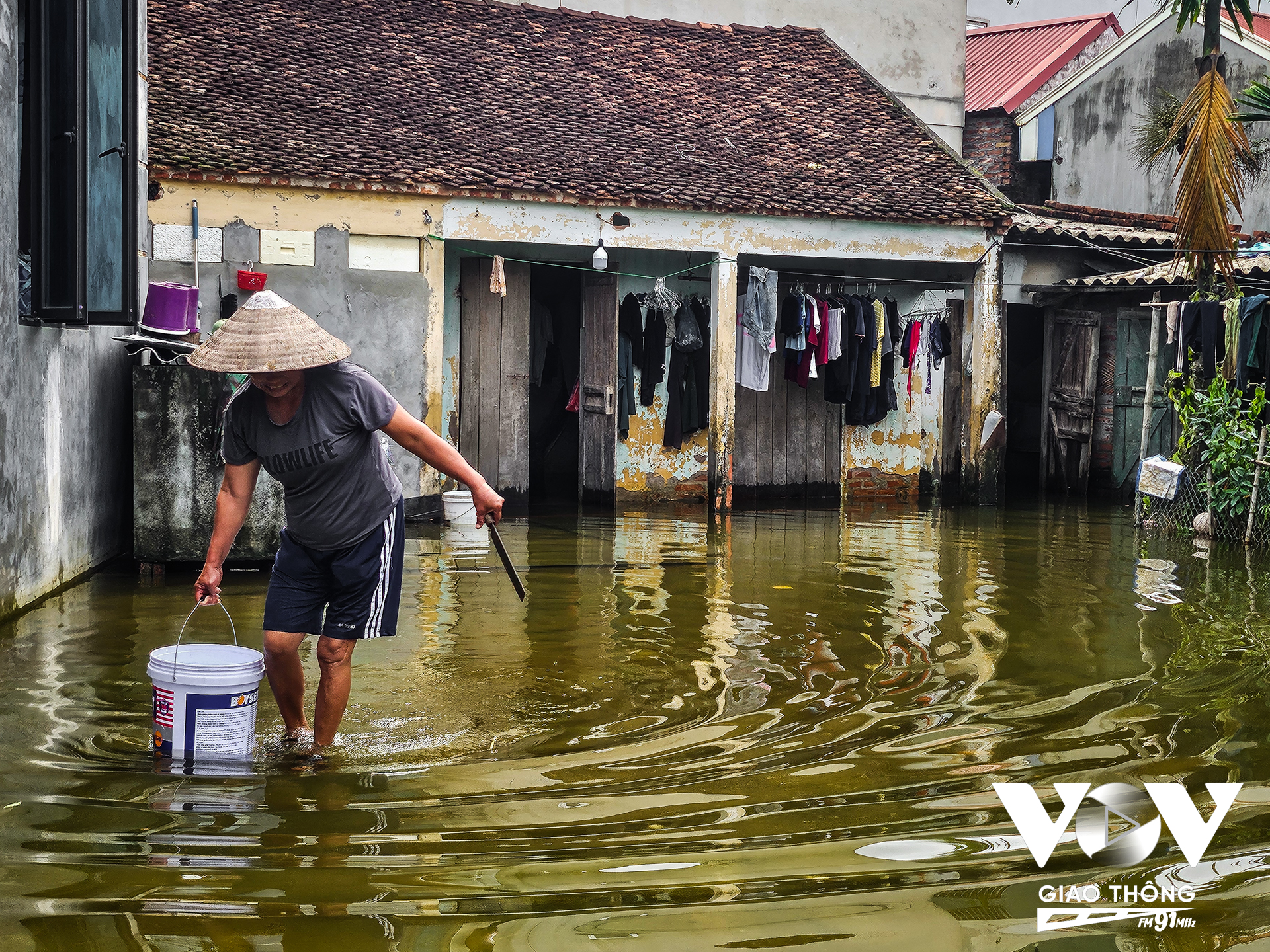 Chị Nguyễn Thị Mến (xóm Bến Vôi, xã Cấn Hữu, huyện Quốc Oai, Hà Nội) cho biết: “1 tuần nay rồi, người dân ở trong xóm rất là khổ, bẩn lắm, nước sinh hoạt thì không có. Chỗ ngập sâu nhất, ở trong nhà cũng phải ngập đến đầu gối, đi ra ngoài là ngập ngang ngực. Mọi người cũng ngăn để chống nước tràn vào nhà nhưng không ngăn nổi, tại vì ở đây là cái rốn của lũ rồi nên không thể nào mà ngăn được”