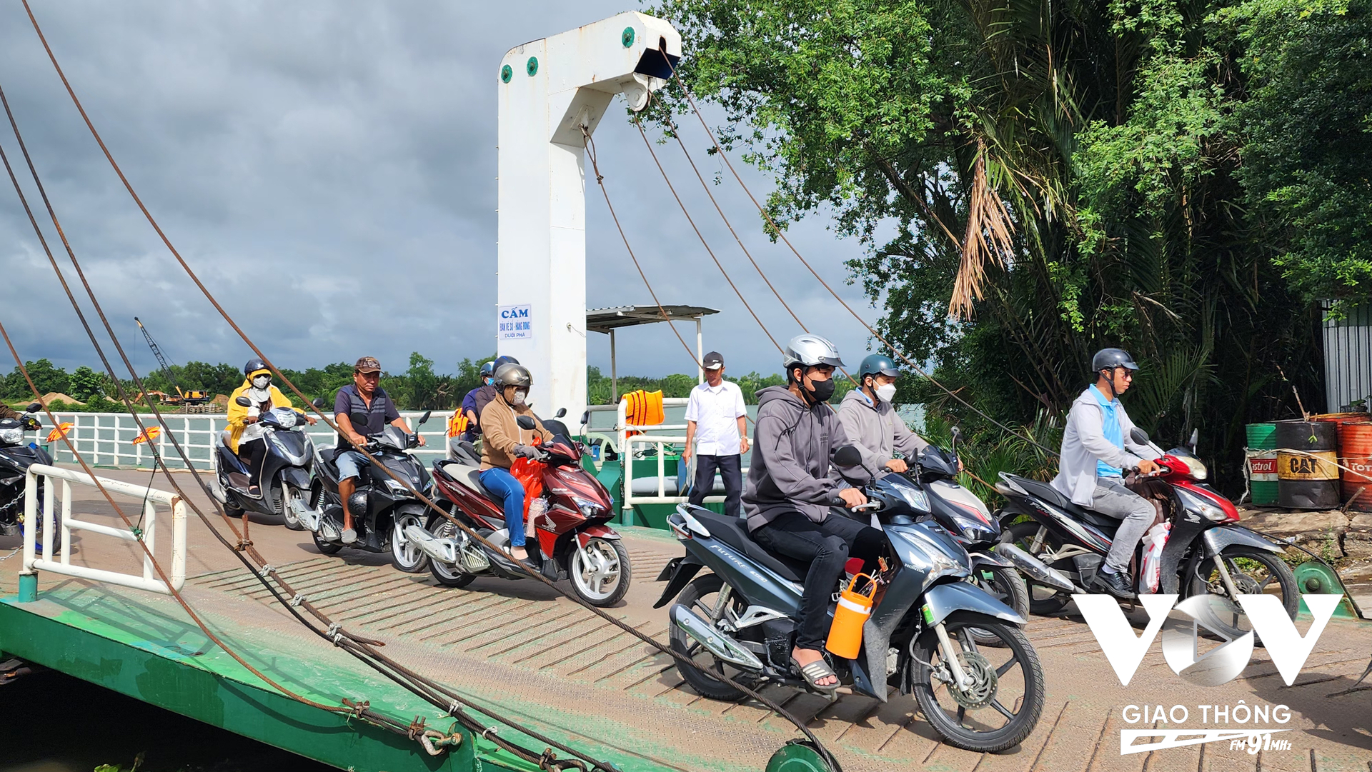 Bến phà Long Cang – Nhật Tảo nối 2 huyện Tân Trụ và Cần Đước mỗi ngày có trên 100 chuyến phà phục vụ khoảng 2.000 lượt đi lại của người dân