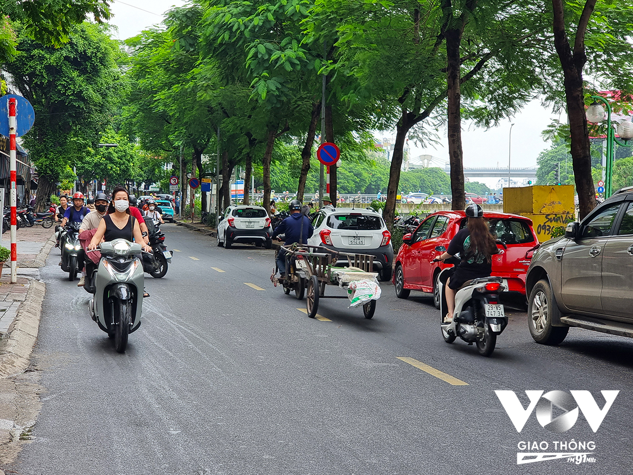 Không khó để bắt gặp cảnh xe ngang nhiên dừng đỗ tại các tuyến phố trên địa bàn phường Yên Hòa (Cầu Giấy, Hà Nội).