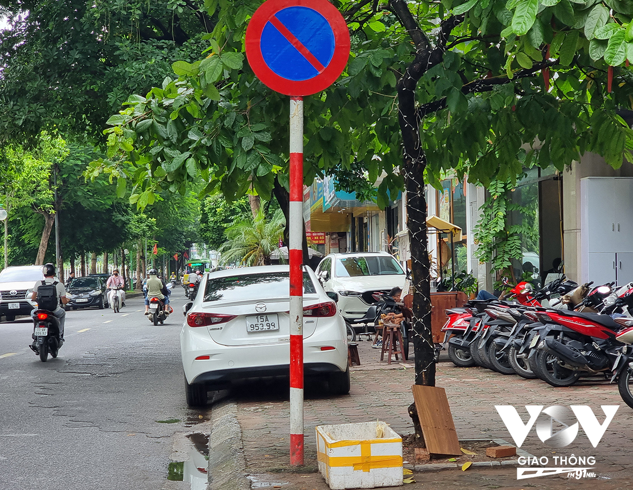 thế nhưng gần như vô tác dụng tại đây. Ảnh chụp tại phố Nguyễn Khang (Yên Hòa, Cầu Giấy, Hà Nội)