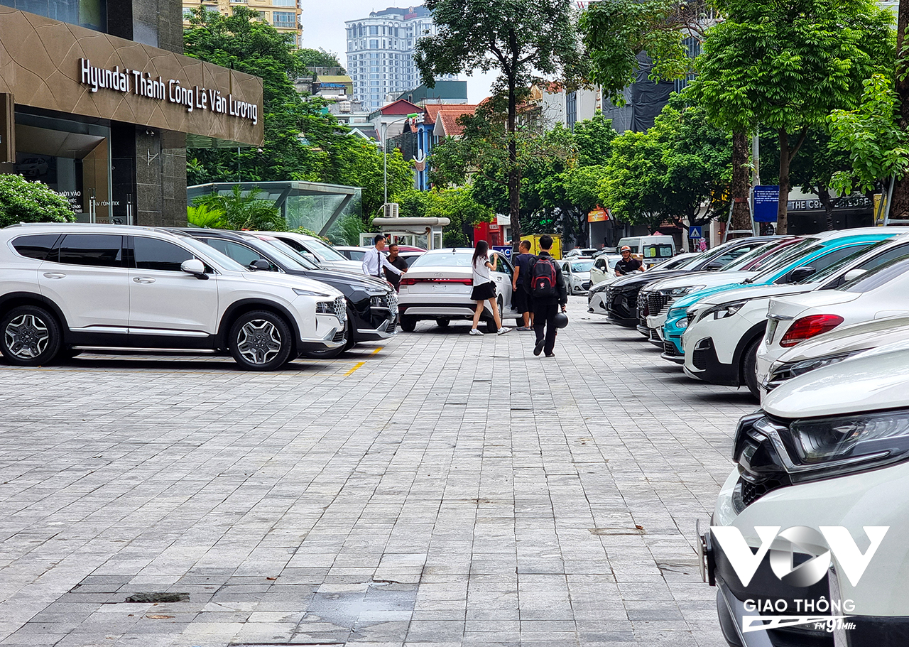 Vỉa hè phố Vũ Phạm Hàm (Yên Hòa, Cầu Giấy, Hà Nội) cũng trở thành nơi đỗ xe của người dân và Huydai Thành Công Lê Văn Lương.
