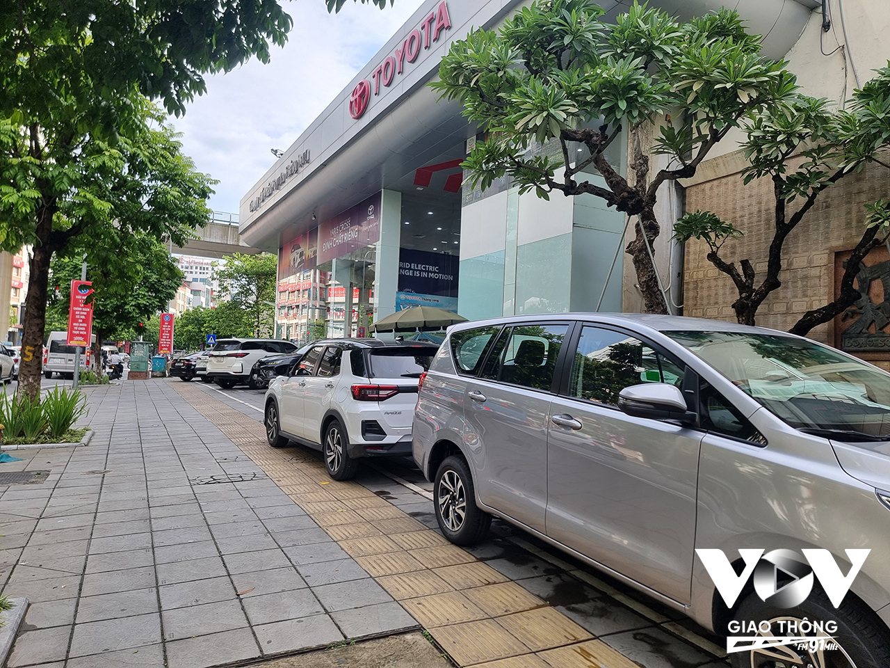 Còn khu vực vỉa hè đường Cầu Giấy - Trần Đăng Ninh lại trở thành nơi đỗ và trưng bày xe của Toyota Thăng Long