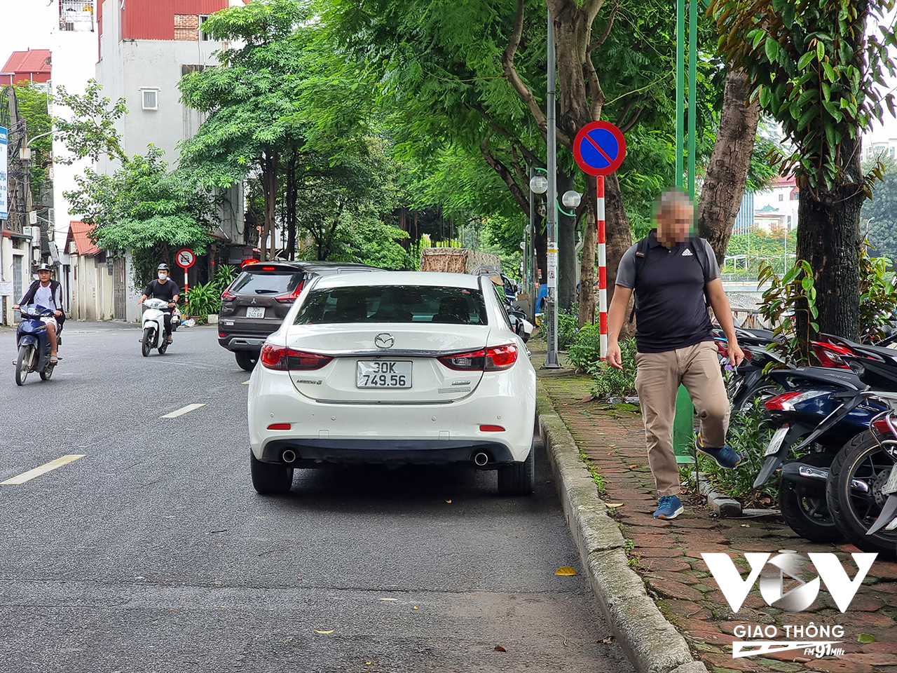 Năm 2023, Hà Nội cũng ban hành kế hoạch 01, quyết tâm đòi lại lòng đường, vỉa hè cho người đi bộ. Đến năm 2024, giai đoạn 2 của kế hoạch 01 cũng đã được triển khai. Thế nhưng, ở đâu đó trên địa bàn thủ đô vẫn còn tình trạng bất chấp lệnh cấm để chiếm dụng lòng lề đường, nhiều địa phương vẫn còn “mắt nhắm mắt mở” để vỉa hè vẫn trở thành miếng mồi ngon cho các cá nhân, tổ chức sẻ thịt, thu lợi bất chính.