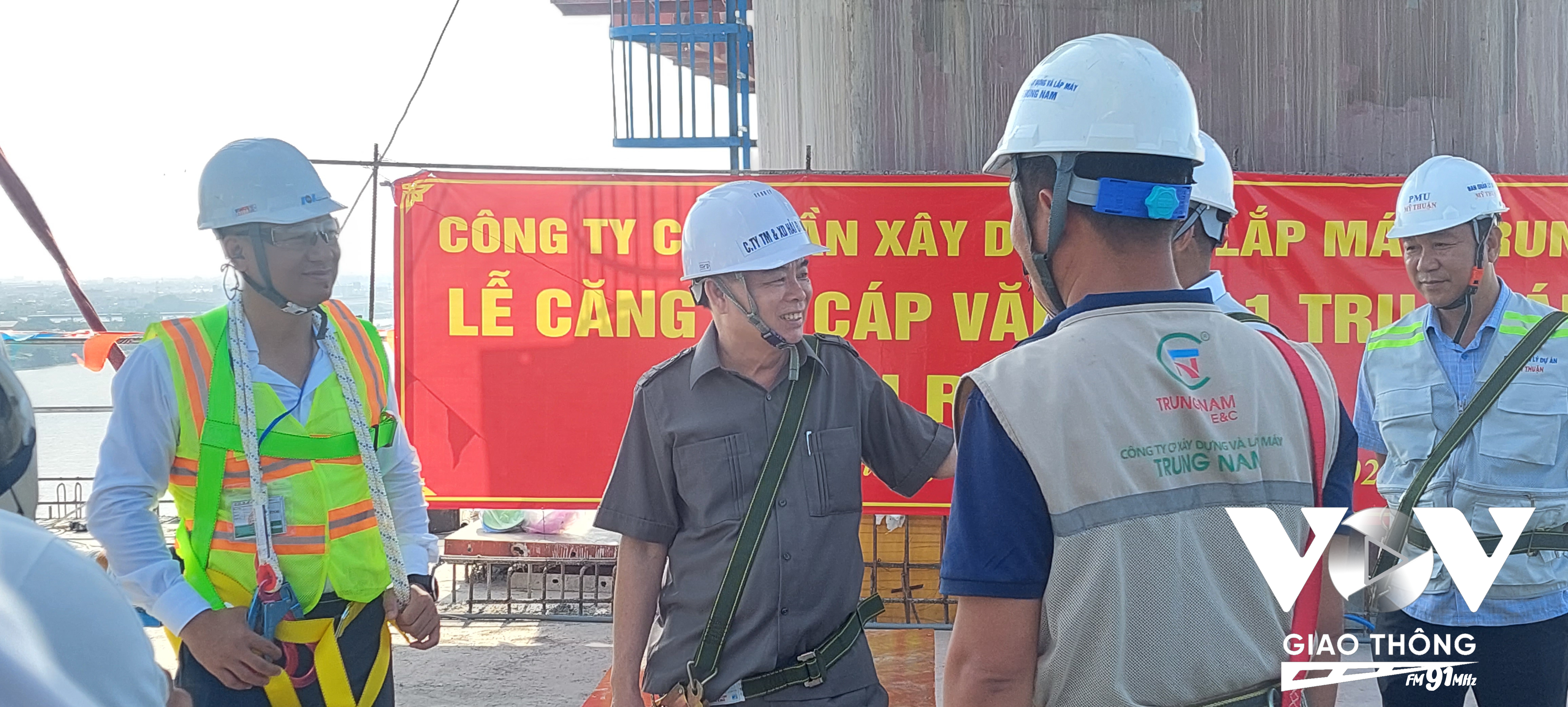 Chủ tịch UBND tỉnh Bến Tre Trần Ngọc Tam động viên Công nhân đang thi công kéo cáp dây văng