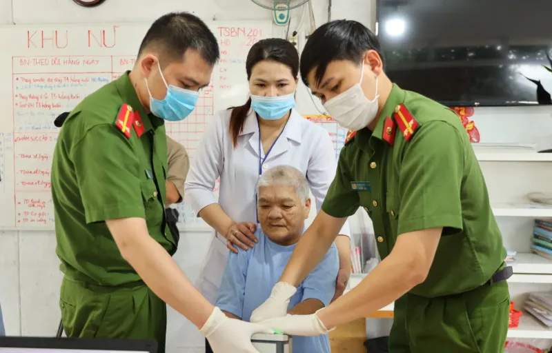 Công an TP Hồ Chí Minh hỗ trợ bệnh nhân tâm thần đang được điều trị tại Trung tâm làm căn cước công dân (Ảnh: UBND TP Hồ Chí Minh)