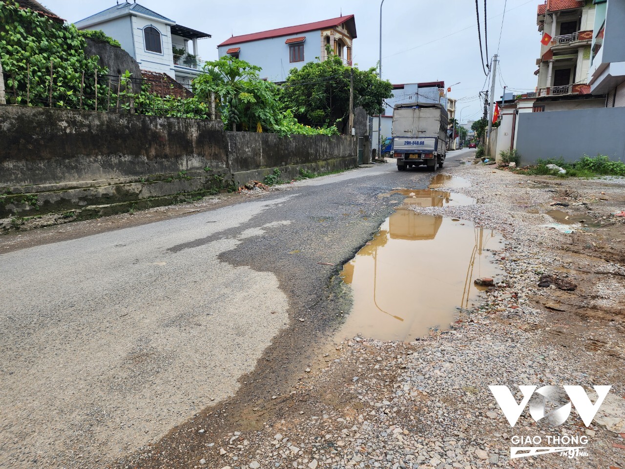 Xe tải trọng lớn chở vật liệu thường xuyên di chuyển từ QL21B vào tuyến đường Hồng Dương - Liên Châu, khiến cho mặt đường tại một số vị trí bị hư hỏng nặng, nguy cơ tai nạn giao thông rất ca0