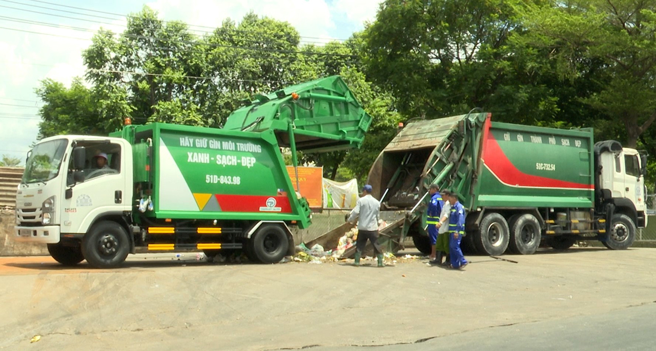 Hiện có chủ trương chuyển đổi phương tiện thu gom rác bằng xe ép thùng trọng tải 10 tấn khiến nhiều đơn vị gặp khó khăn