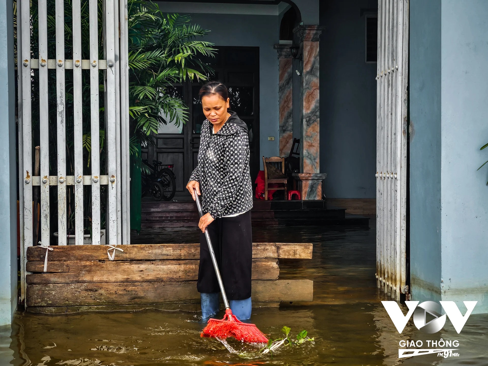 Cô Nguyễn Thị Xuyến nhà ngay đầu xóm Bến Vôi cho biết, đến thời điểm này mực nước ở đoạn đầu xóm cũng đã rút bớt nhưng đi vào sâu trong xóm vẫn còn nhiều đoạn ngập sâu