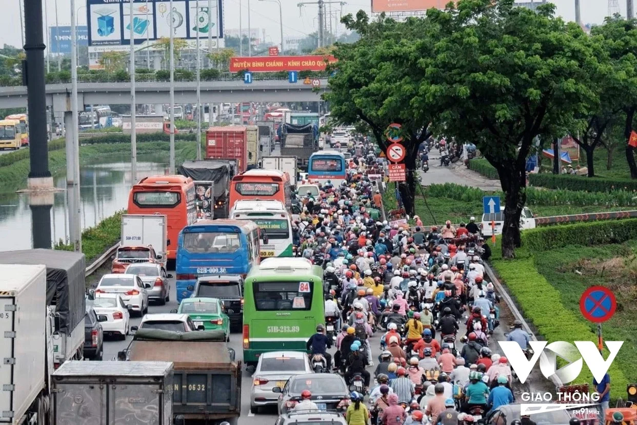 Vào các kỳ nghỉ lễ, cửa ngõ TP. HCM thường xuyên chứng kiến cảnh tượng ùn tắc kéo dài hàng km khiến nhiều tài xế vô cùng mệt mỏi.