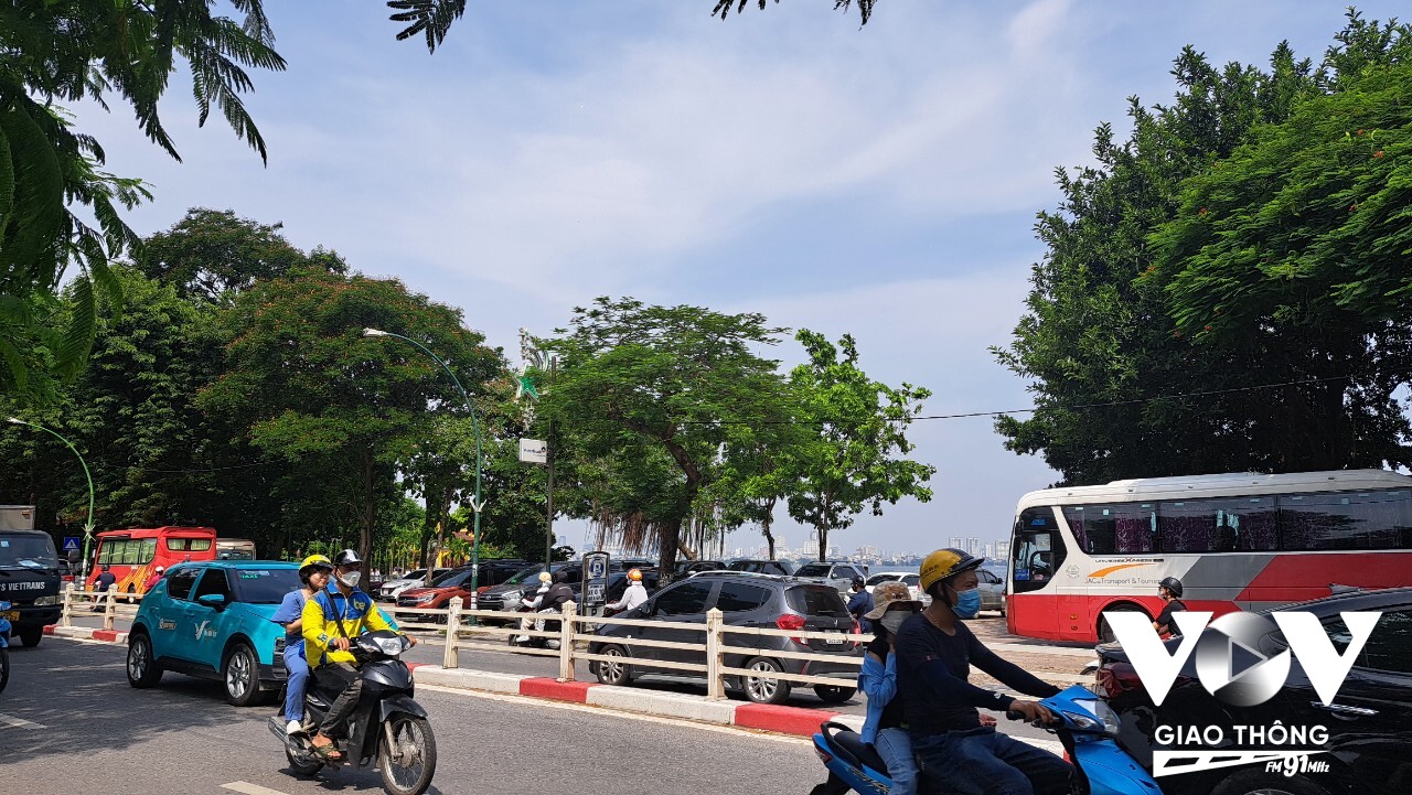 Đường Thanh Niên qua chùa Trấn Quốc luôn gặp khó khăn do xe du lịch thiếu điểm dừng đỗ