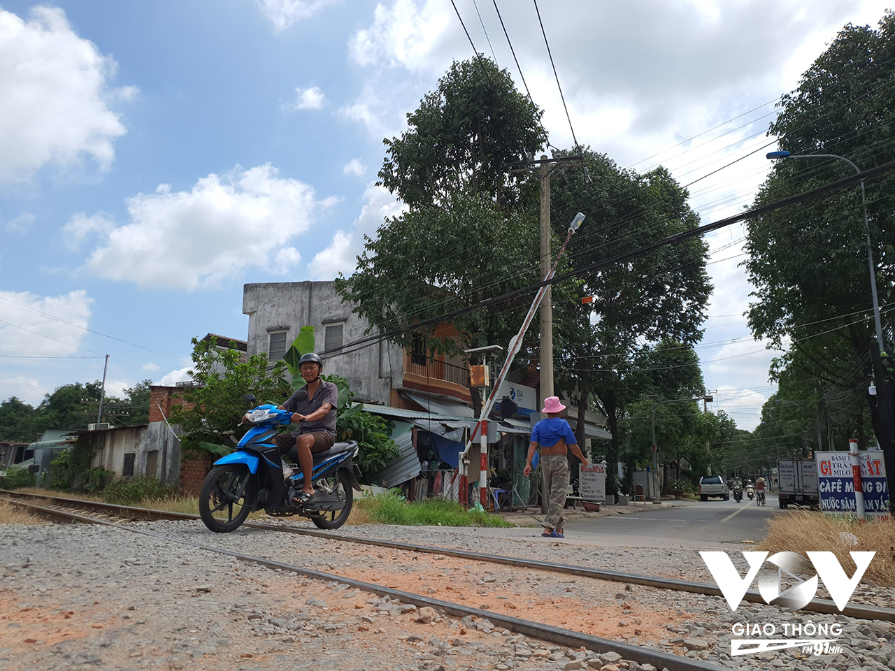 Đoạn đường sắt cắt ngang đường Nguyễn Thành Đồng mặt đường bị hư hỏng, đất đá lởm chởm khiến nhiều phương tiện lưu thông qua dễ té ngã