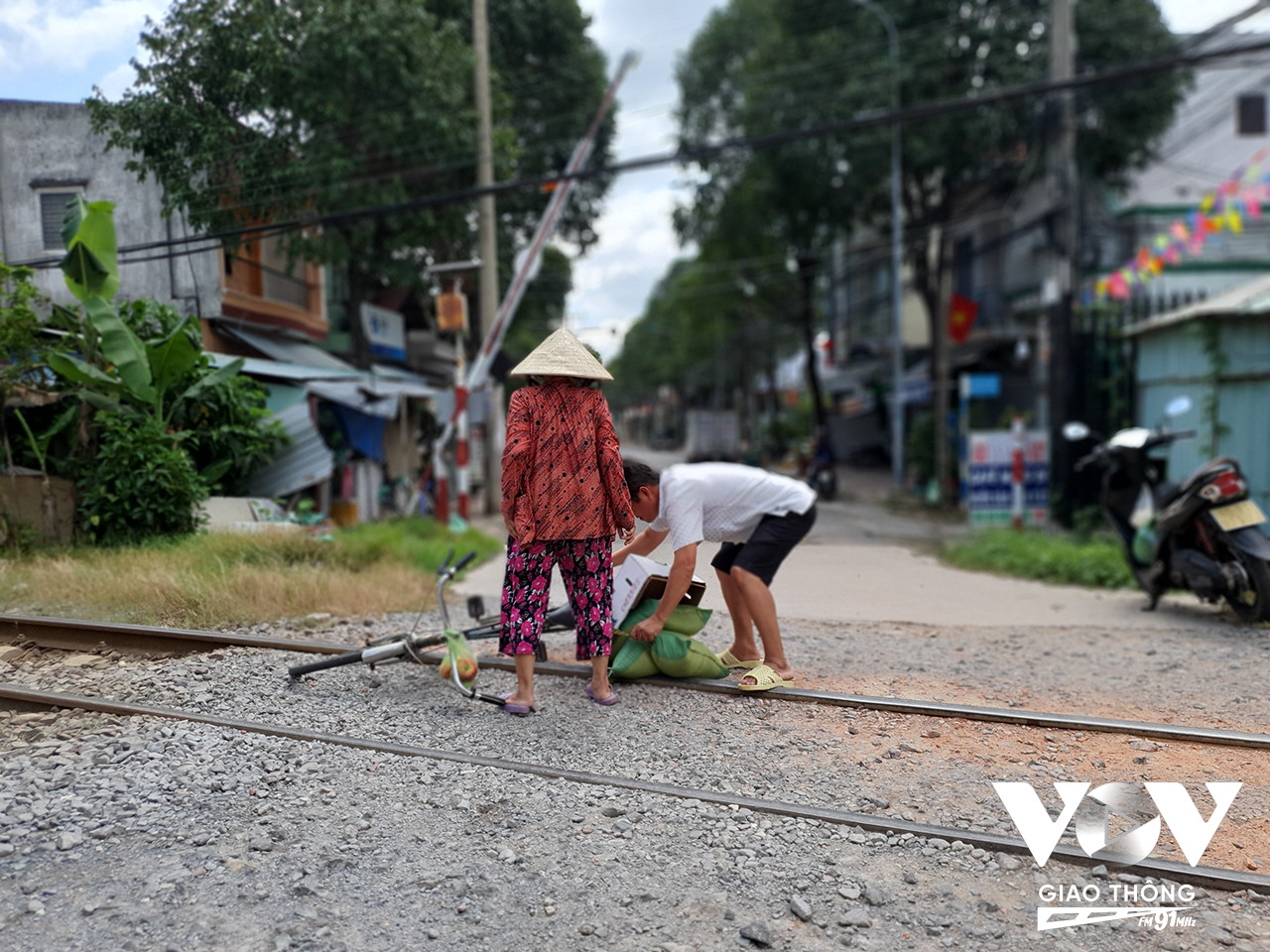 Đoạn giao cắt đường sắt với đường dân sinh Nguyễn Thành Đồng đất đá lởm chởm khiến nhiều người lưu thông qua đây té ngã