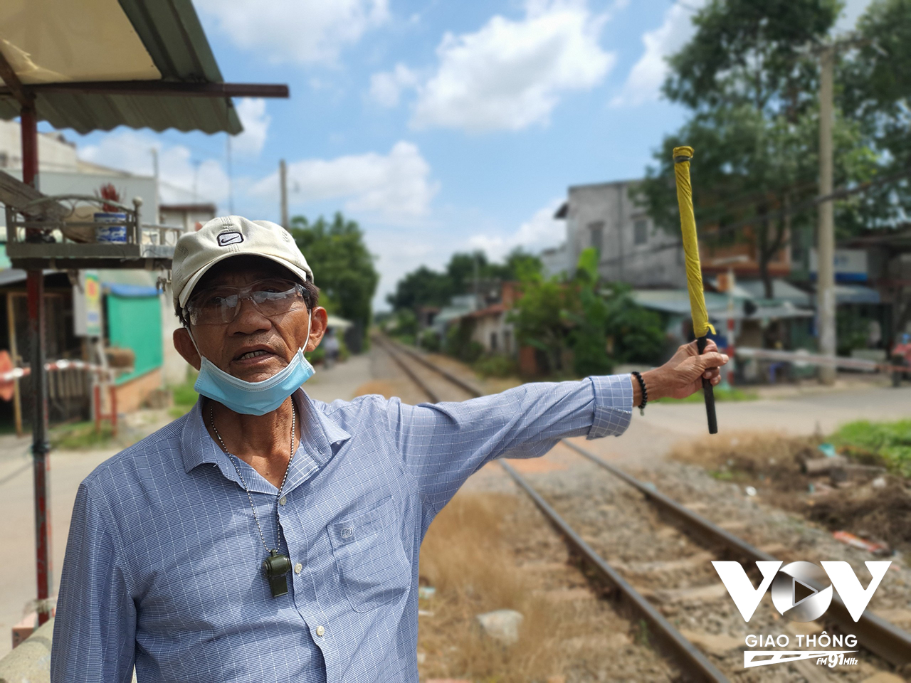 Tại trạm gác đường sắt cắt ngang đường Nguyễn Thành Đồng chỉ có mỗi ông Trương Đắt Thạnh vừa đóng mở barie và ra tín hiệu