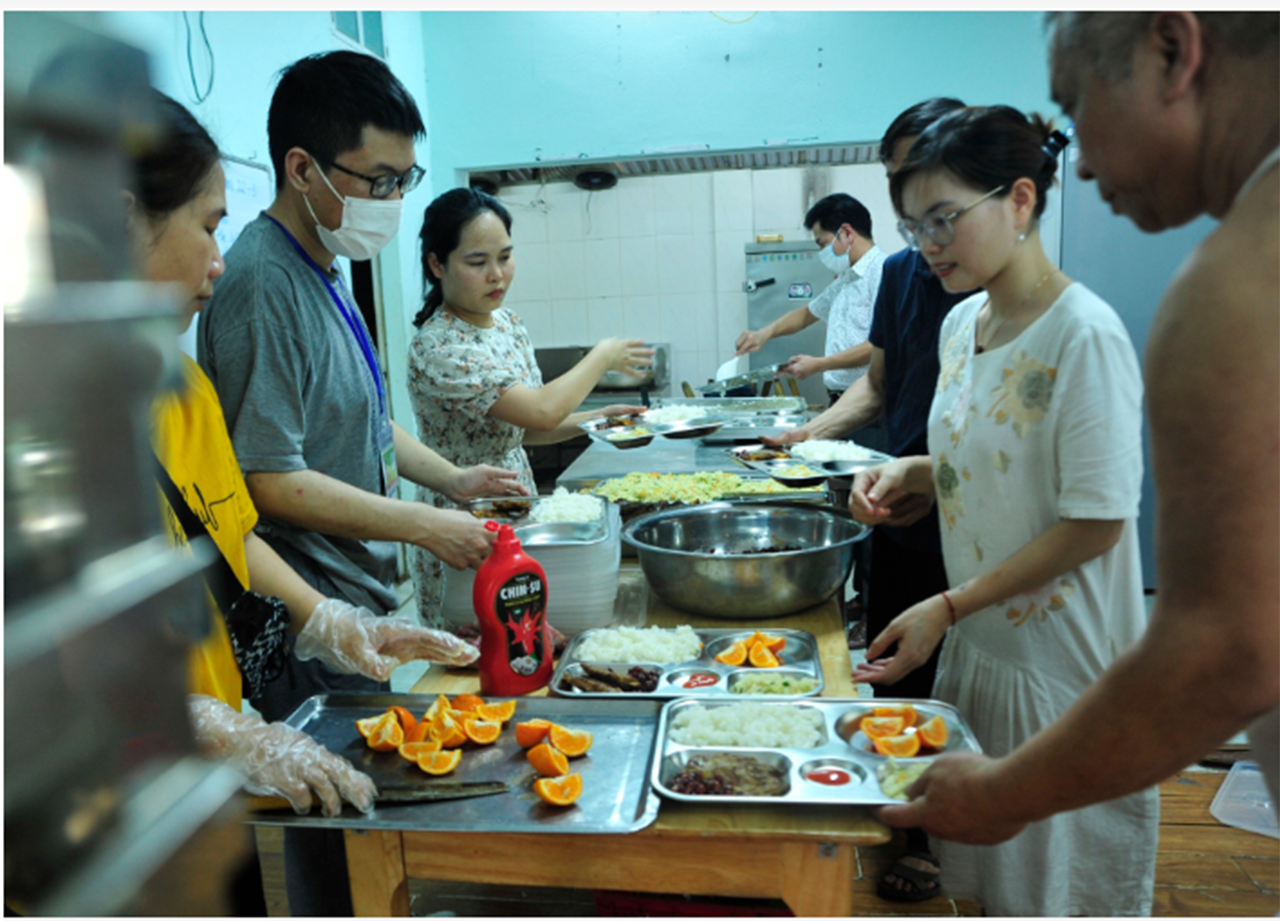 Hiện tại quán cơm “Nụ cười Shinbi” do vợ chồng anh chị Võ Tiên Lâm và chị Nguyễn Trà My quản lý