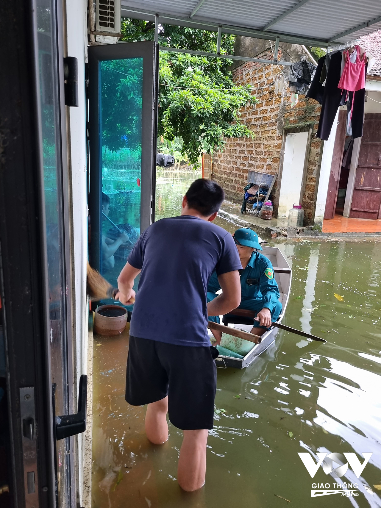 Chính quyền và người dân cần chủ động dọn vệ sinh, nước rút đến đâu dọn ngay đến đó (Ảnh - Minh Hiếu)