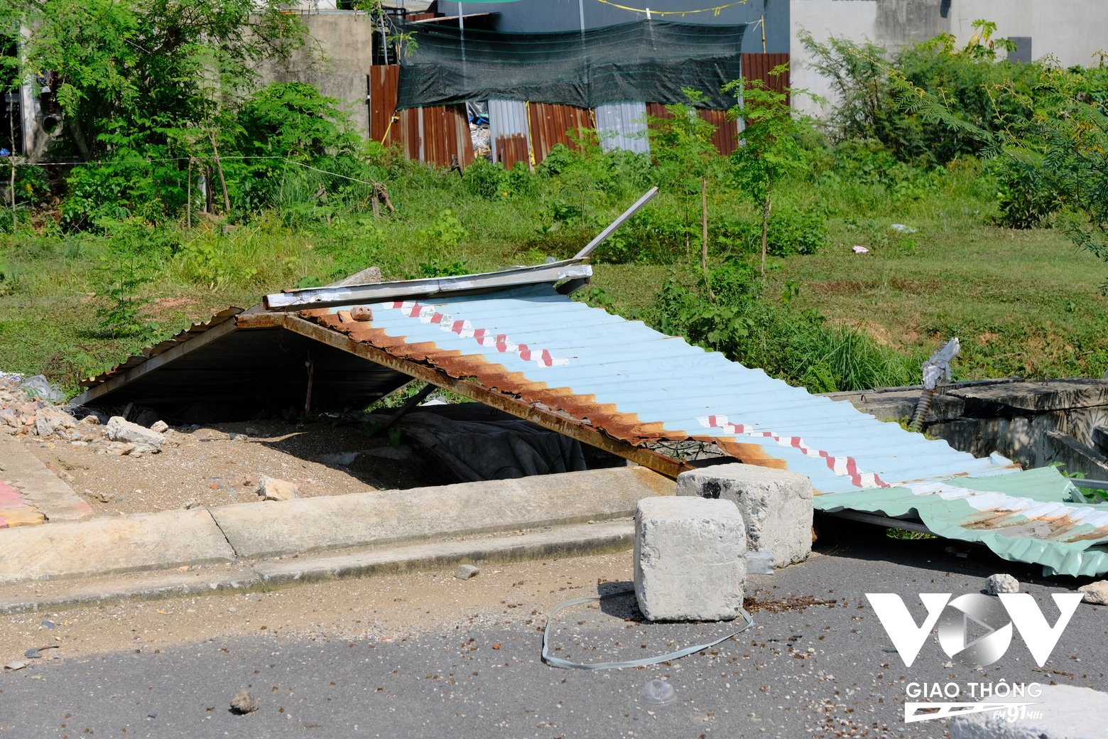Rào chắn công trình lâu ngày cũng bị gió thổi ngã