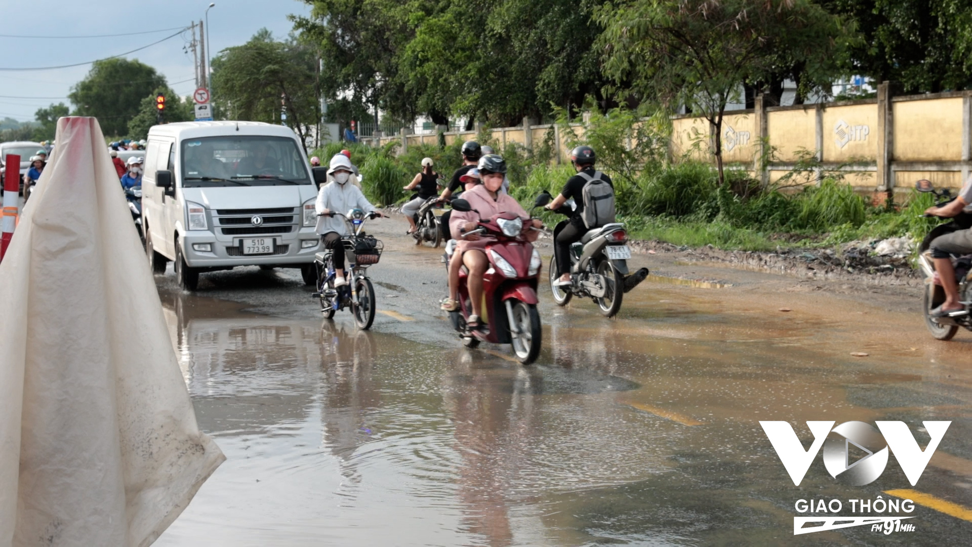 Nhiều năm công trình bị “đắp chiếu”, đường sá bụi bặm, đi qua cầu tạm bằng sắt cũng nơm nớp lo sợ.