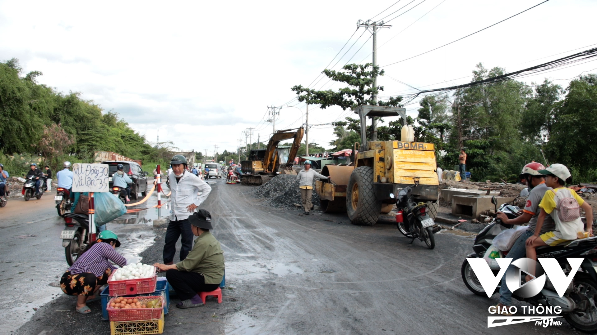 Hàng rong ngồi tràn cả ra đường gây mất mĩ quan và mất an toàn giao thông.