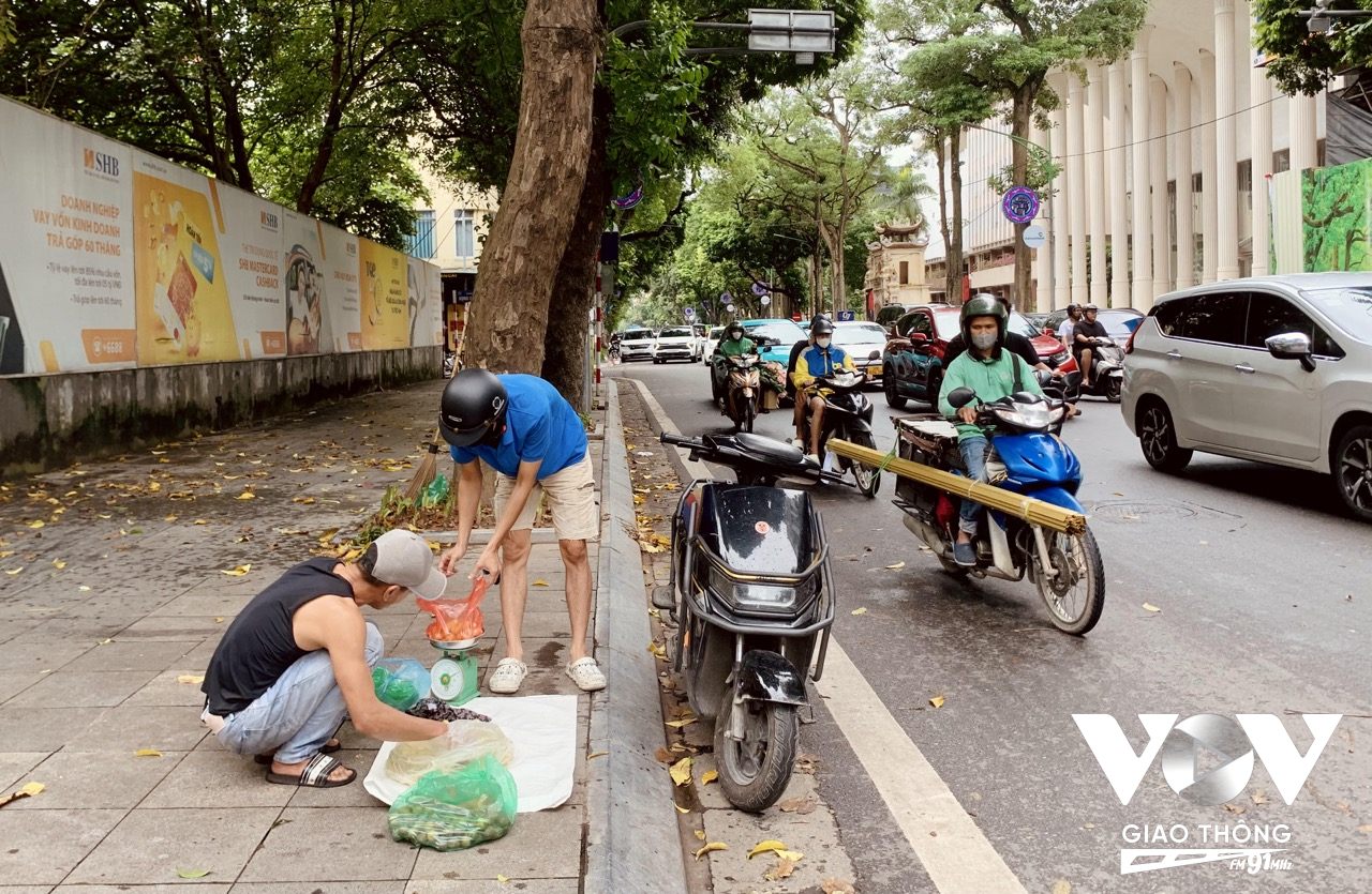 Dù vừa qua cơn mưa, sạp sấu nhỏ nơi phố Hàng Bài đã bán được hơn 20 cân chỉ trong vài tiếng đồng hồ