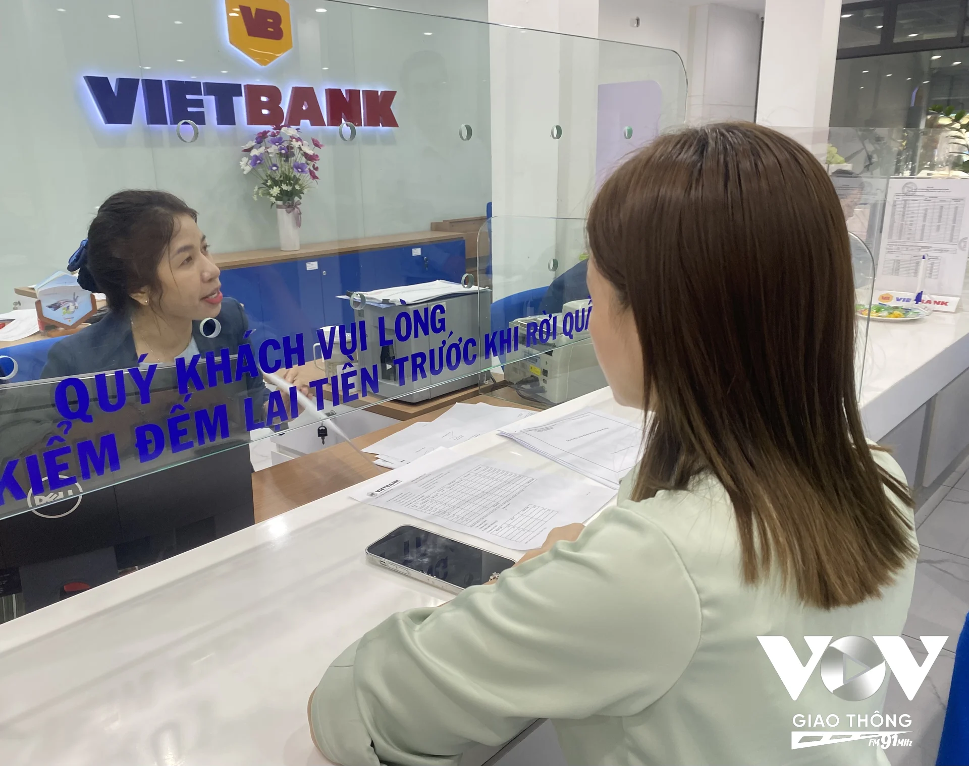 Khách hàng được hỗ trợ cập nhật sinh trắc học tại Ngân hàng Vietbank