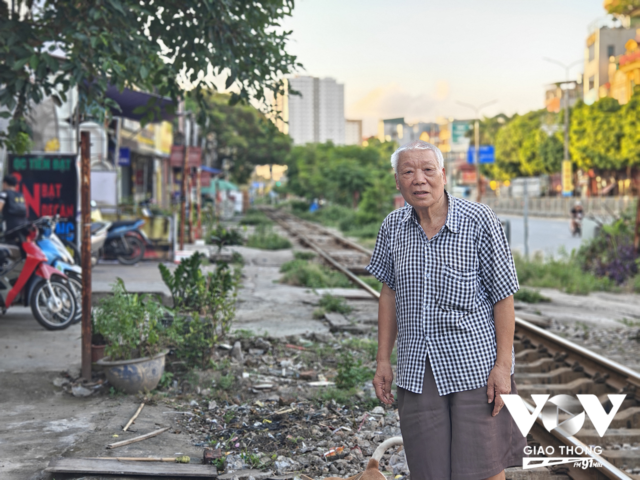 Ông Phạm Vân, ở 408 Ngọc Hồi, cho biết, trong lúc chờ Nhà nước giải tỏa, làm đường gom dân sinh, đóng đường ngang lại, ông và cư dân ở đây vẫn phải hàng ngày la hét, cảnh báo những người băng qua đường r