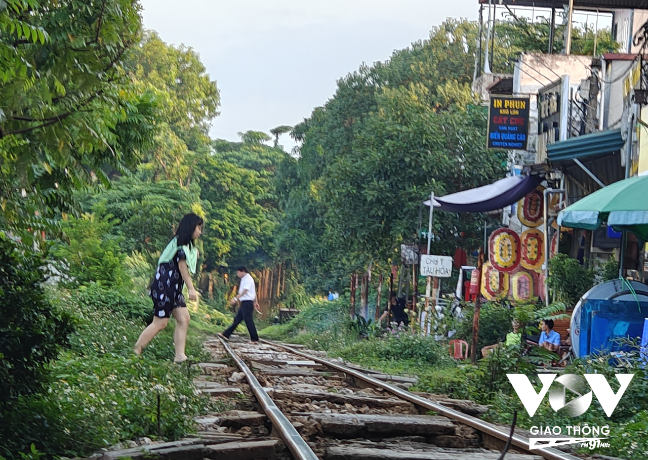 Một số đoạn đường tàu bị che khuất, tàu không hú còi. Chỉ một bất cẩn, thiếu chú ý quan sát, tai nạn có thể xảy ra bất cứ lúc nào.