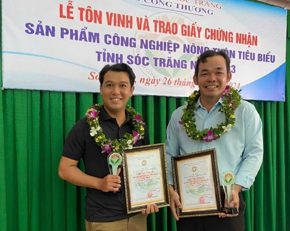 Ông Hứa Trần Phong (trái) đã mạnh dạn khởi nghiệp với những sản phẩm thủ công mỹ nghệ được sản xuất từ nguyên vật liệu “xanh”, thân thiện với môi trường.