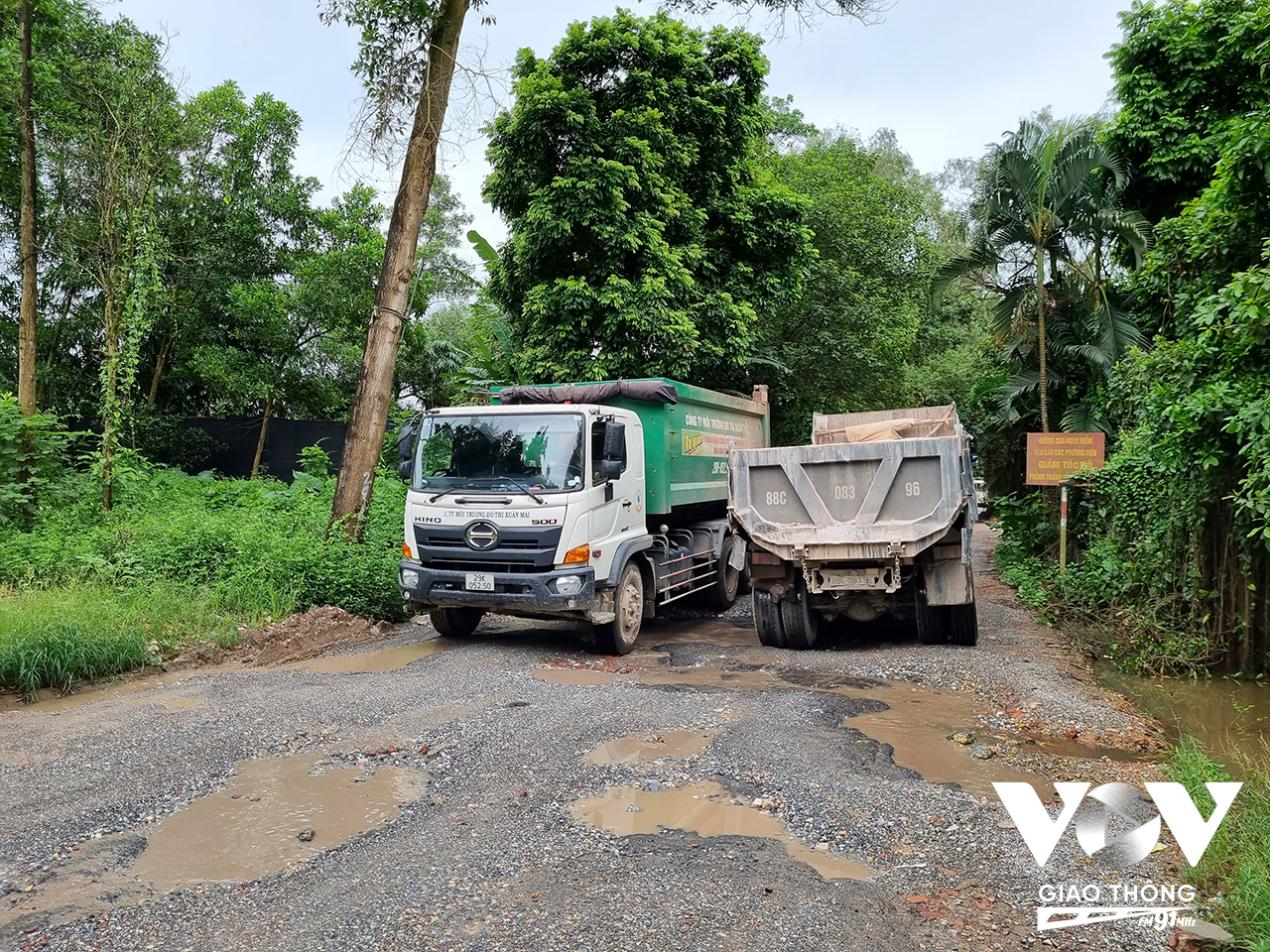 Sau 5 năm, dự án cải tạo, nâng cấp vẫn dậm chân tại chỗ, còn mặt đường xuống cấp ngày càng nhanh, khiến người tham gia giao thông rất bức xúc. (Ảnh: Minh Hiếu)