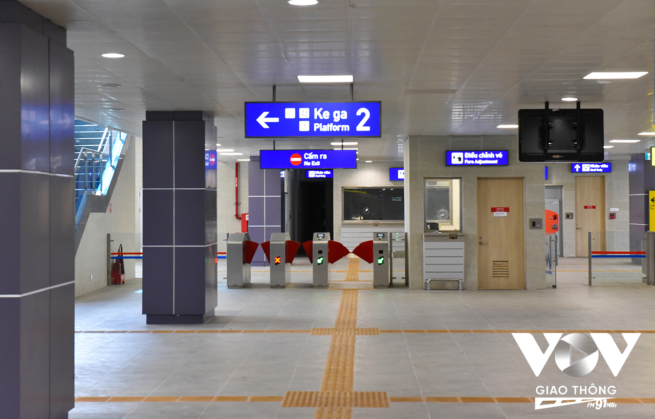 Ghi nhận trong ngày 7/8, các hành khách cho biết, cảm nhận khi di chuyển trên tuyến tàu Metro này rất yên tĩnh, không còn tiếng ồn và mùi xăng dầu như các tuyến tàu hỏa truyền thống. Nhiều người cũng đã tự thí nghiệm bằng cách đặt các chai nước lên sàn khi tàu đang chạy thì nhận thấy sự rung lắc của mặt nước là rất ít, điều này chứng tỏ khả năng vận hành êm ái và chất lượng ổn định của các toa tàu.