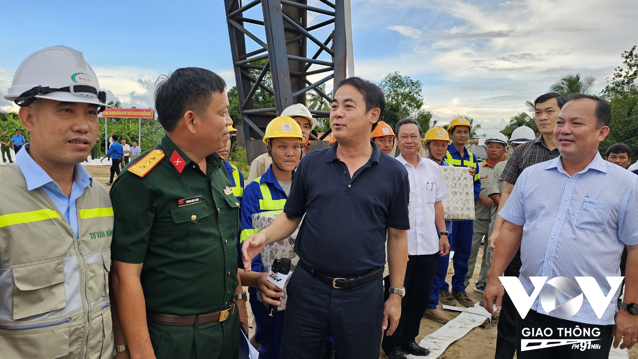 Ông Nghiêm Xuân Thành, Bí thư Tỉnh ủy Hậu Giang (thứ 2 từ phải qua) thăm hỏi, động viên tinh thần kỹ sư, anh em công nhân