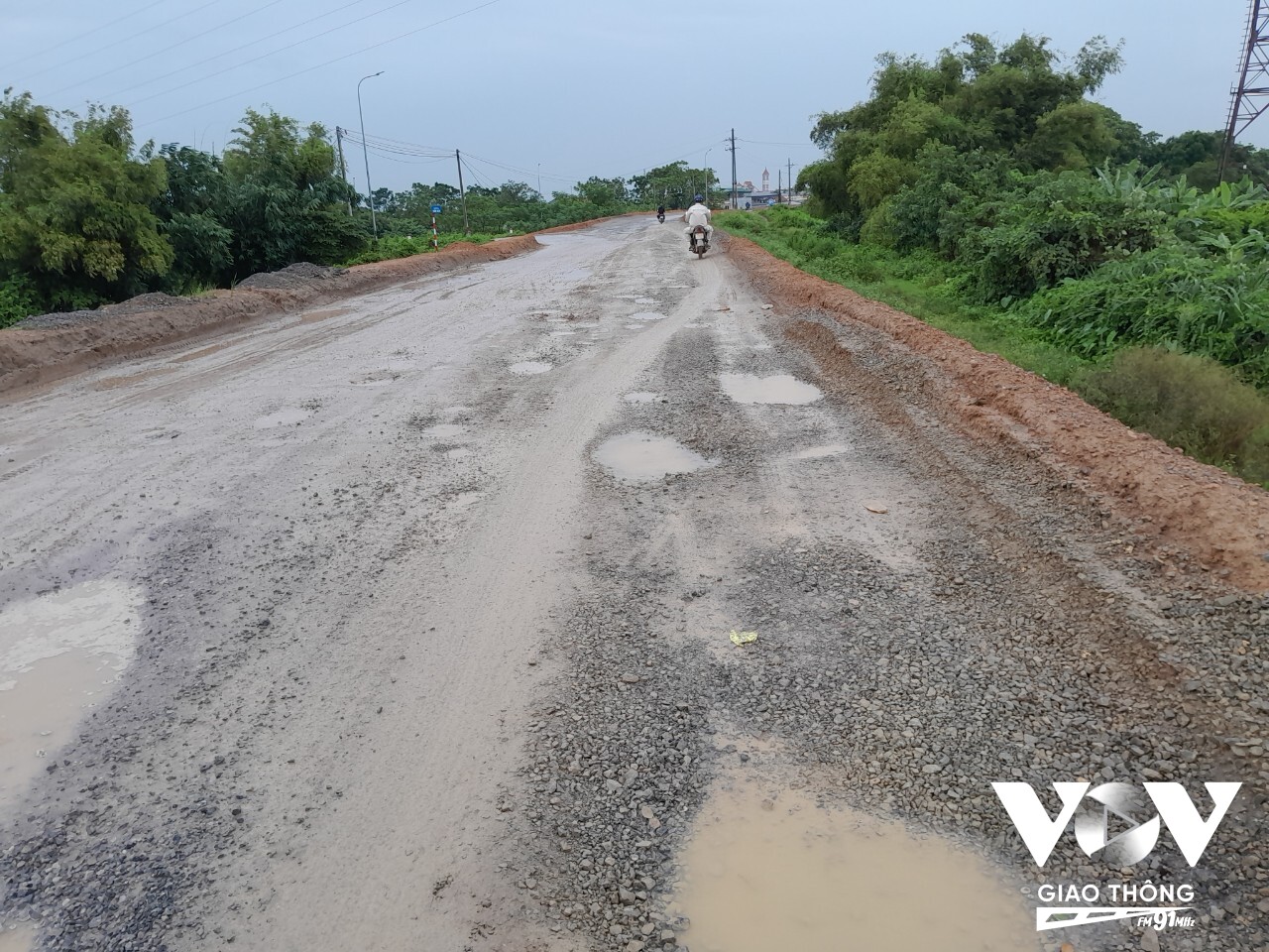 Trên đê Hữu Hồng mặt đường nhiều đoạn bị hư hỏng nặng, ổ voi, ổ gà chằng chịt, nắng thì bụi mù như sương, mưa thì lầy lội, bì bõm, người dân đi lại gặp nhiều khó khăn