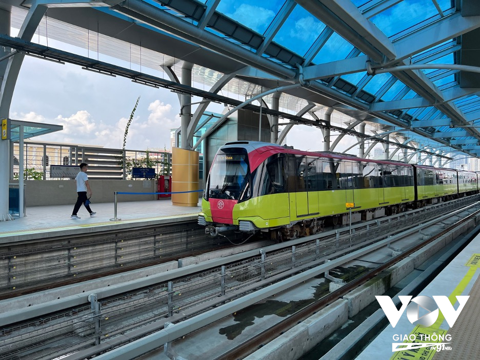 Sau 14 năm đợi chờ mòn mỏi, đúng 8h sáng ngày 8/8/2024, đoàn tàu từ ga Nhổn đến ga S8 (Cầu Giấy) dài 8,5km, nhận lệnh khởi hành, chính thức đi vào khai thác thương mại và mở cửa phục vụ người dân miễn phí trong 15 ngày.