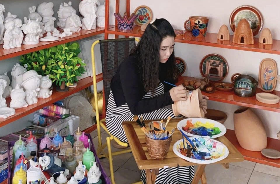 Chị Hồ Thanh Thảo đã đưa hình ảnh những di tích văn hóa, lịch sử, sông nước miệt vườn… lên sản phẩm gốm đỏ để phần nào quảng bá du lịch nói chung và làng nghề gốm đỏ nói riêng. Ảnh: NVCC