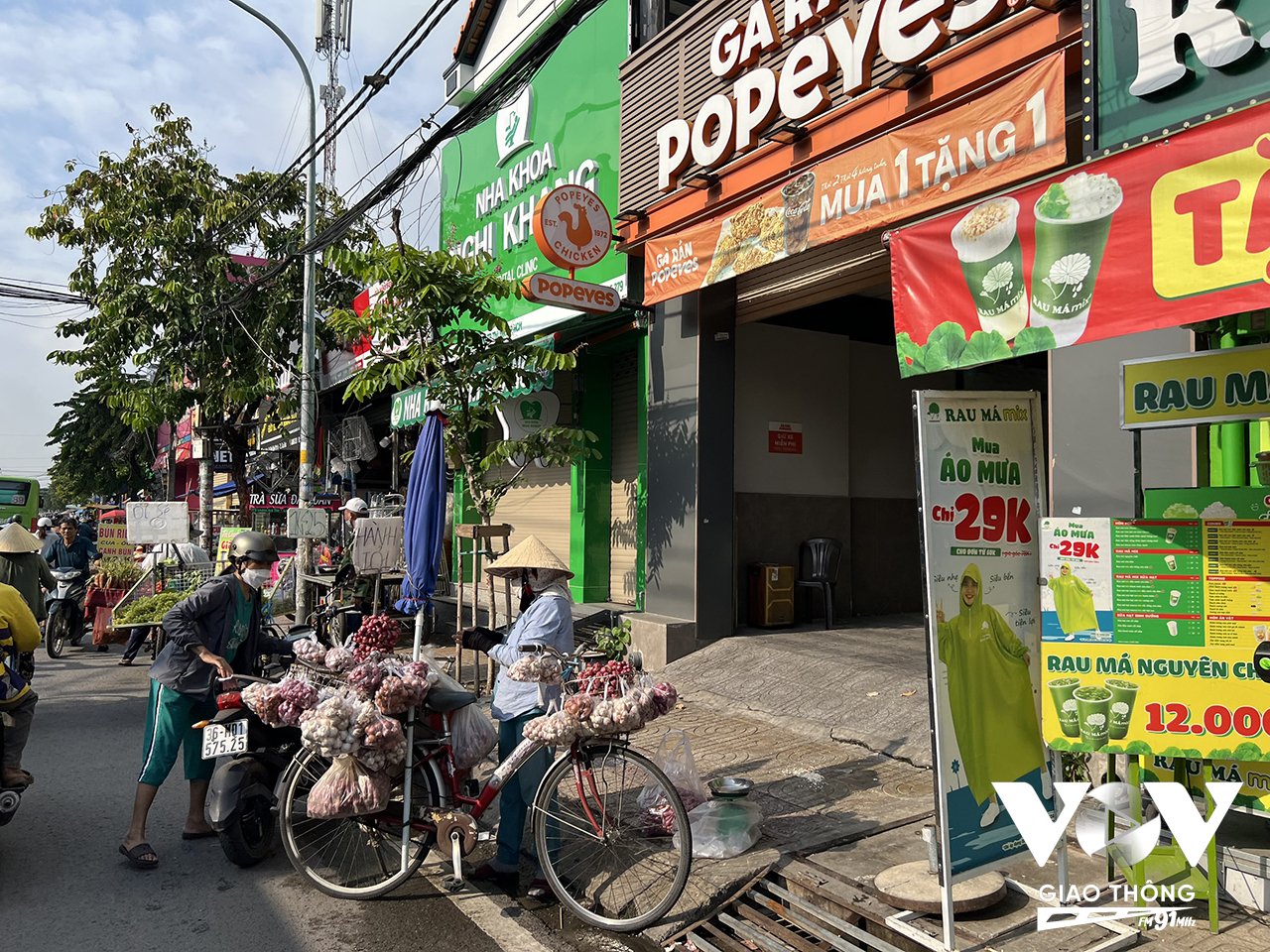 Cả người bán và người mua vô tư dừng đỗ dưới lòng đường