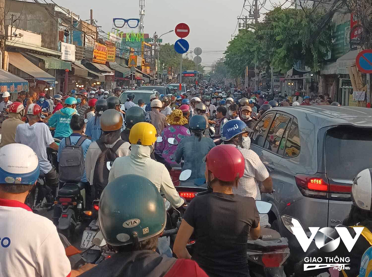 Giờ cao điểm chiều tại khu 'chợ chạy'