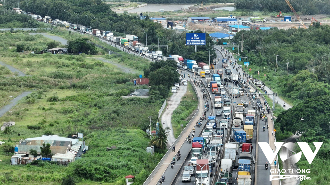 Giao thông ùn tắc nghiêm trọng sau vụ va chạm liên hoàn
