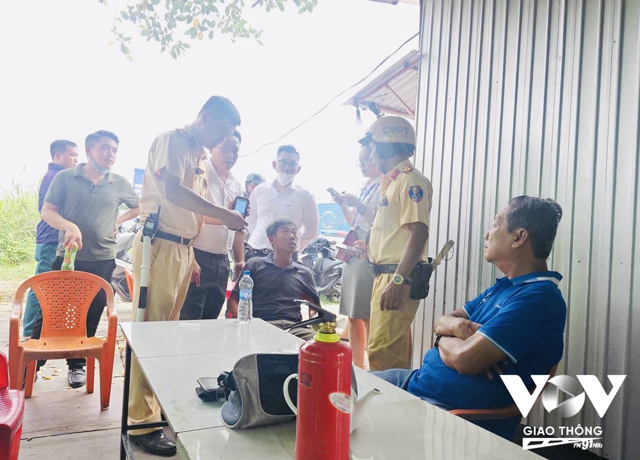 Lực lượng chức năng tiến hành test nồng độ cồn đối với các tài xế trong vụ tai nạn