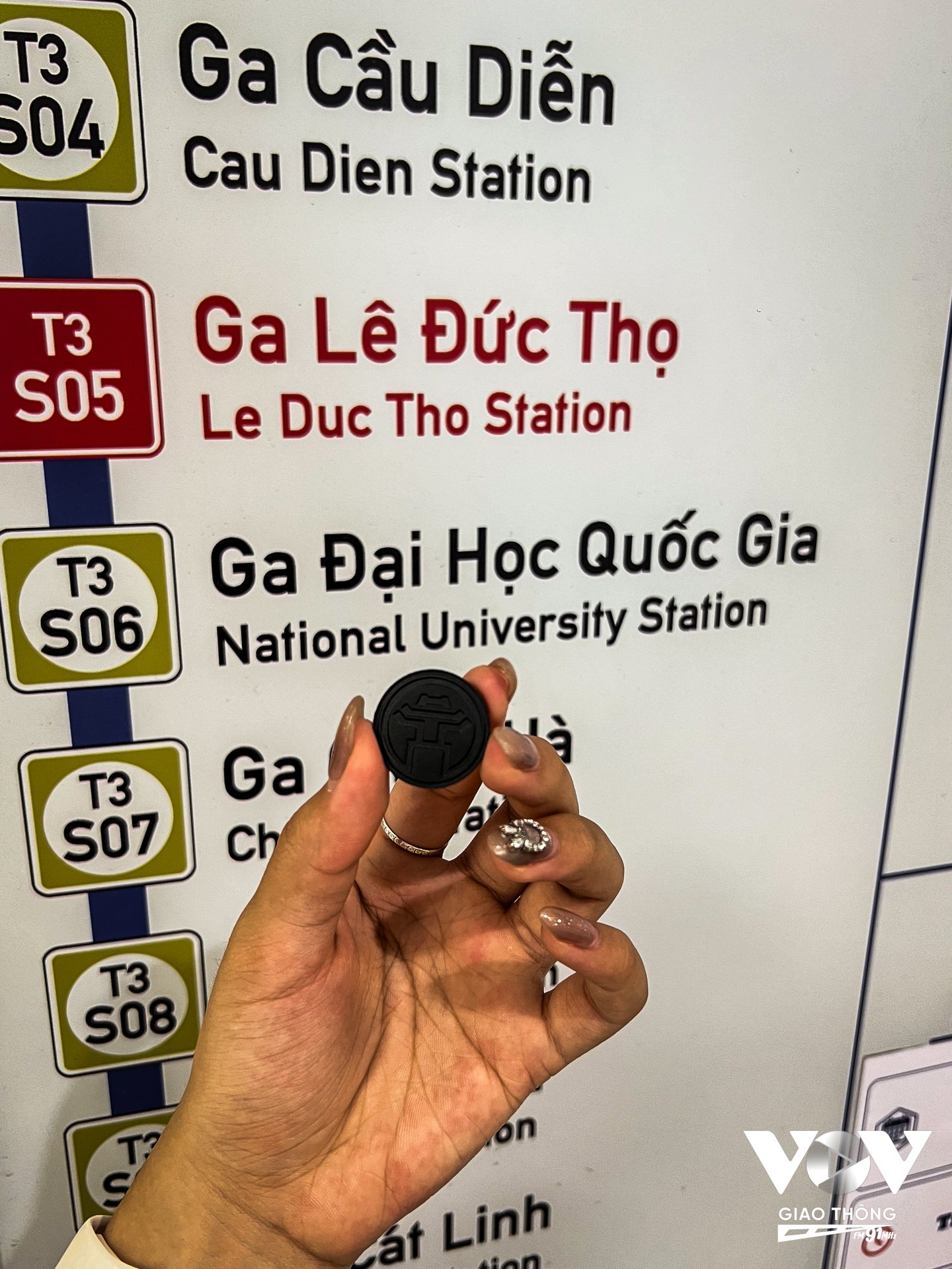 Vé tàu Metro Nhổn - Ga Hà Nội có thể dùng thẻ cứng hoặc dạng đồng xu để qua cửa soát vé. Vé token dạng đồng xu khắc biểu tượng Khuê Văn Các