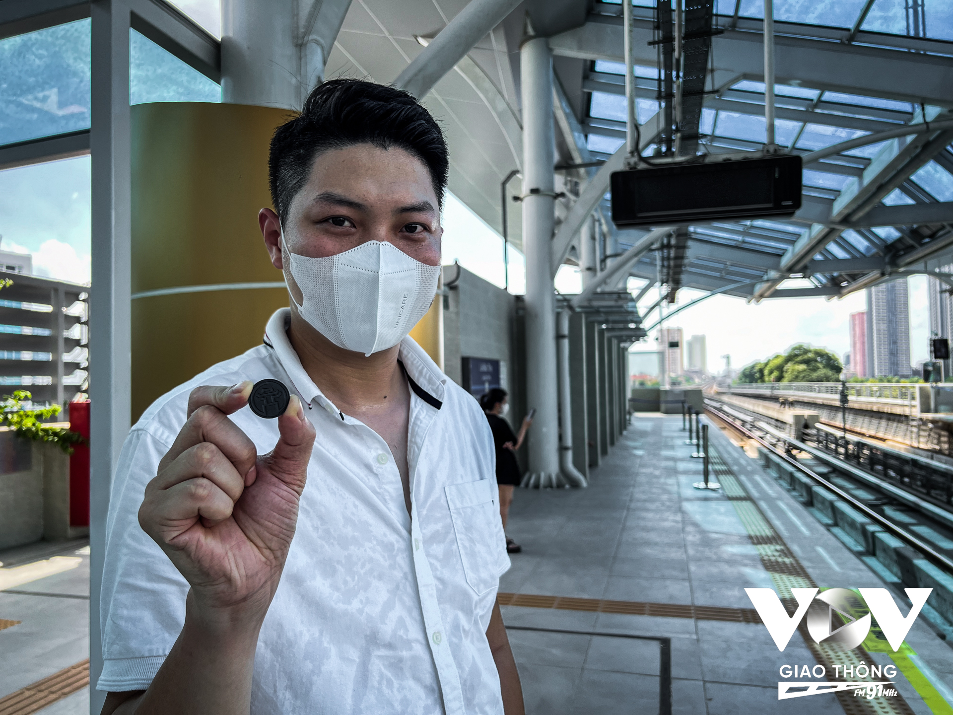 Anh Ngọc Kiên làm việc gần ga Lê Đức Thọ nên đã tranh thủ nghỉ trưa ra đi trải nghiệm tàu điện chia sẻ rằng: “Nghe tin được thông tuyến tôi vui lắm vì rất thuận tiện cho việc đi lại, tàu đi rất êm mà còn được ngắm cảnh trên cao khá thú vị. Mong sau khi thông tuyến này giờ cao điểm bớt ùn tắc mọi người đi lại thông thoáng hơn”.