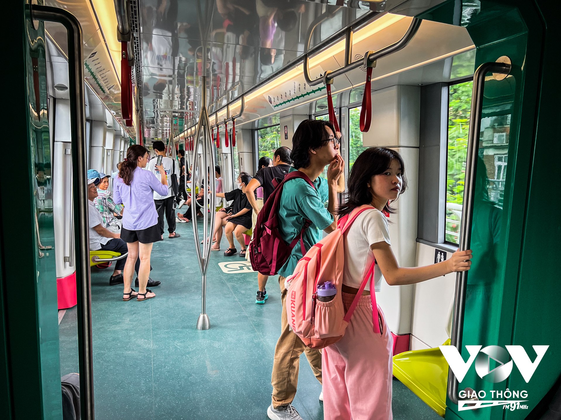 Nhiều bạn trẻ rất háo hức đến trải nghiệm trong ngày đầu (08/8) Metro Nhổn - Ga Hà Nội chính thức khai thác thương mại