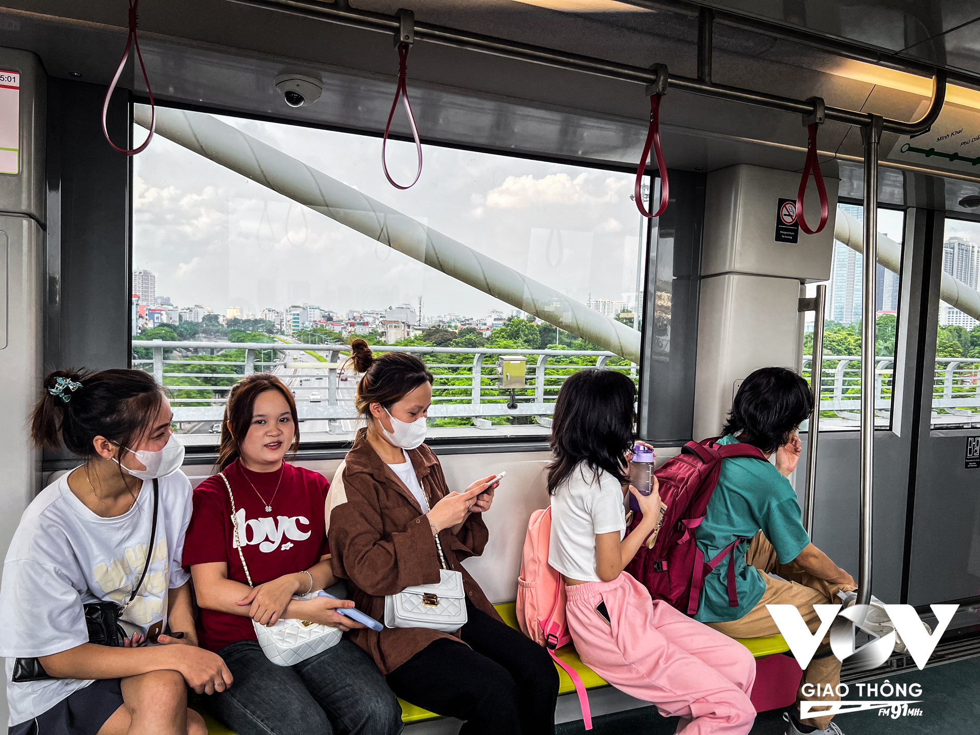 Bạn Mai Phương (sinh viên Đại học Quốc gia Hà Nội) và nhóm bạn thân rất thích thú chia sẻ: “Đi tàu này tiện lắm ạ, hôm nay bọn mình đi đến đây đi thử và checkin. Cũng rất may tuyến đường từ nhà trọ đến trường có tàu chạy qua nên có lẽ từ mai bọn mình không phải đi học bằng xe bus siêu tắc đường nữa rồi'.