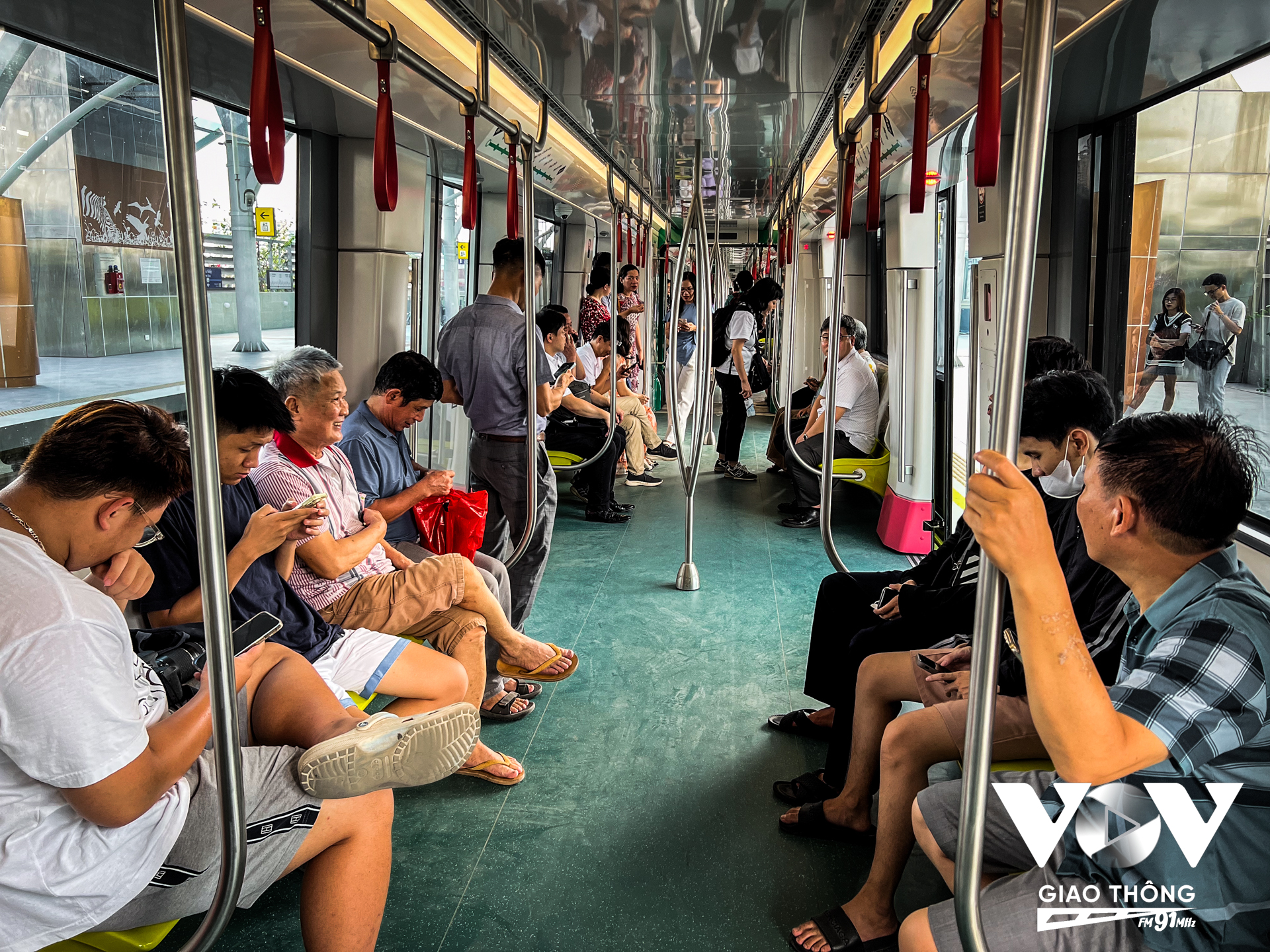 Bên trong khoang tàu khá thoáng mát và sạch sẽ. Hành khách nào cũng thích thú được ngắm thành phố từ trên cao