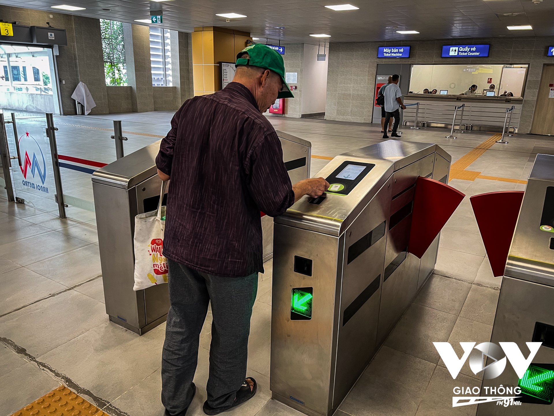 'Hôm nay tôi thật sự xúc động và vui sướng vì mình cũng đã già rồi, nhà tôi gần ga Nhổn, đợi chờ dự án này hàng chục năm qua nay mới có dịp trải nghiệm đi tàu. Tôi thấy bà con, chị em cũng rất phấn khởi, đến đây rất đông để đi thử tàu điện. Đi tàu này tôi thấy rất tiện lợi, nhanh, sạch sẽ và tương lai sẽ làm giảm ách tắc giao thông” - ông Tiến xúc động chia sẻ chia sẻ
